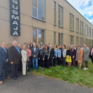 Harjumaa Omavalitsuste Liidus alustas 3.10.2025 uut õppeaastat kohaliku valitsemise mikrokvalifikatsiooni IV lend. Avaseminaril osalesid ka mitmed riigi ja kohalike omavalitsuste liitude, Tallinna Ülikooli ning Sisekaitseakadeemia esindajad. 
https://www.tlu.ee/yti/meediavarav/blogid/kohaliku-valitsemise-mikrokvalifikatsiooni-neljanda-lennu-avakohtumine?fbclid=IwY2xjawNS5AdleHRuA2FlbQIxMABicmlkETBrZVN0TGgwSlhWNUdiU0d3AR7g024DPovjOnc3mn2XRy8YIq0Mwq3OqUgCAVDmVNNtA7xZCGnVsmu1CApwTA_aem_4eXy1POASiwUpW23VZ2kQA
Harjumaa Omavalitsuste Liidus alustas 3.10.2025 uut õppeaastat kohaliku valitsemise mikrokvalifikatsiooni IV lend. Avaseminaril osalesid ka mitmed riigi ja kohalike omavalitsuste liitude, Tallinna Ülikooli ning Sisekaitseakadeemia esindajad.